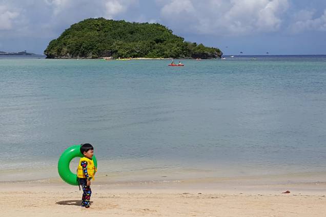 Turistas aproveitam praia na Ilha de Guam
