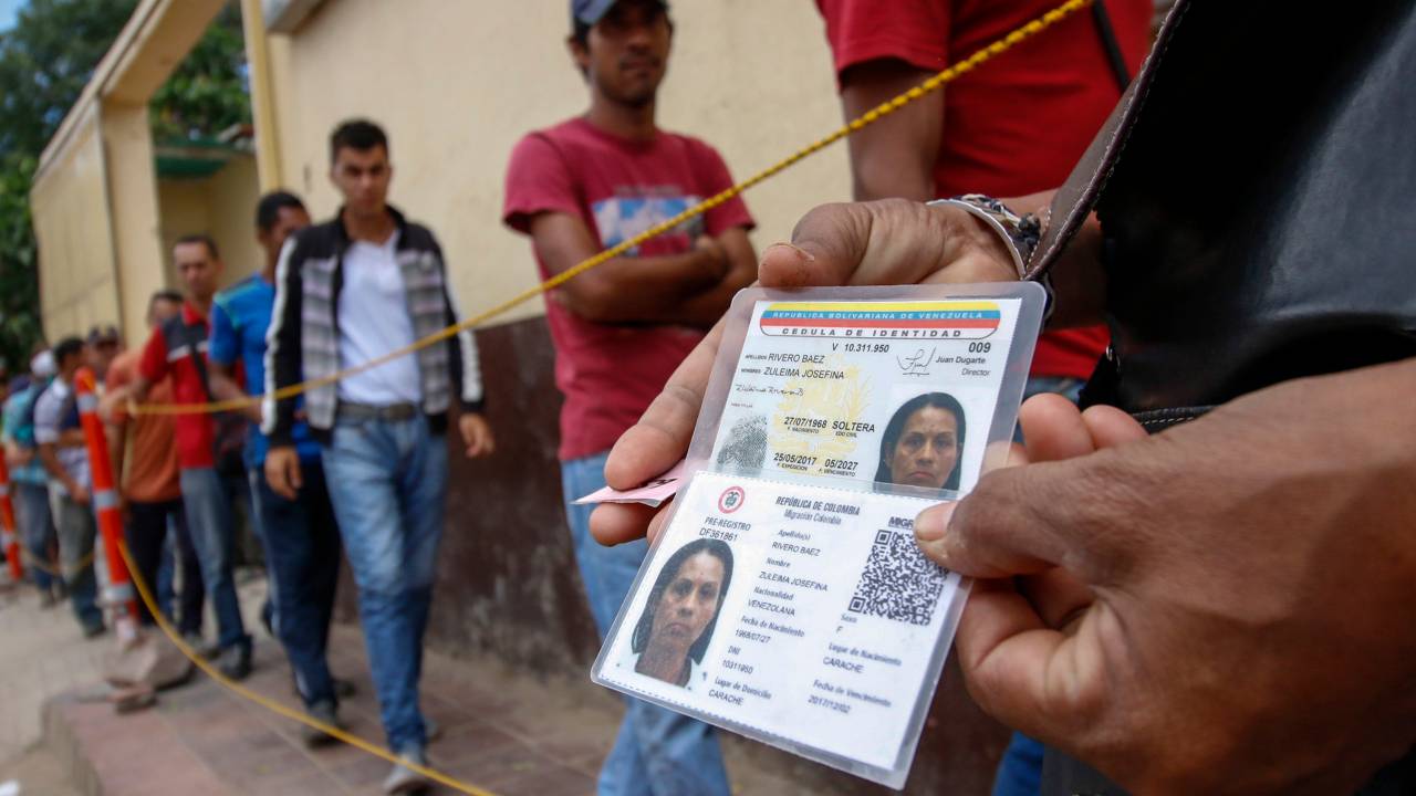 Venezuelanos buscam por comida na Colômbia