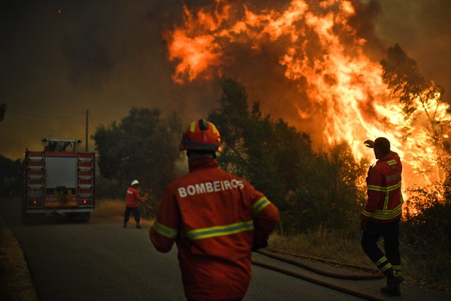 Bombeiros trabalham para conter as chamas do Incêndio florestal na Vila de Pucaria, em Abrantes. Cerca de 3000 homens já lutaram contra 80 incêndios em Portugal desde que as temperaturas escaldantes tomaram conta do país