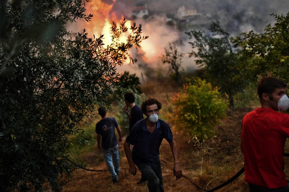 A volta das altas temperaturas e o tempo extremamente seco em Portugal provocam um incêndio florestal em Abrantes, onde moradores da Vila Pucarica trabalham para apagar