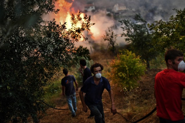 A volta das altas temperaturas e o tempo extremamente seco em Portugal provocam um incêndio florestal em Abrantes, onde moradores da Vila Pucarica trabalham para apagar