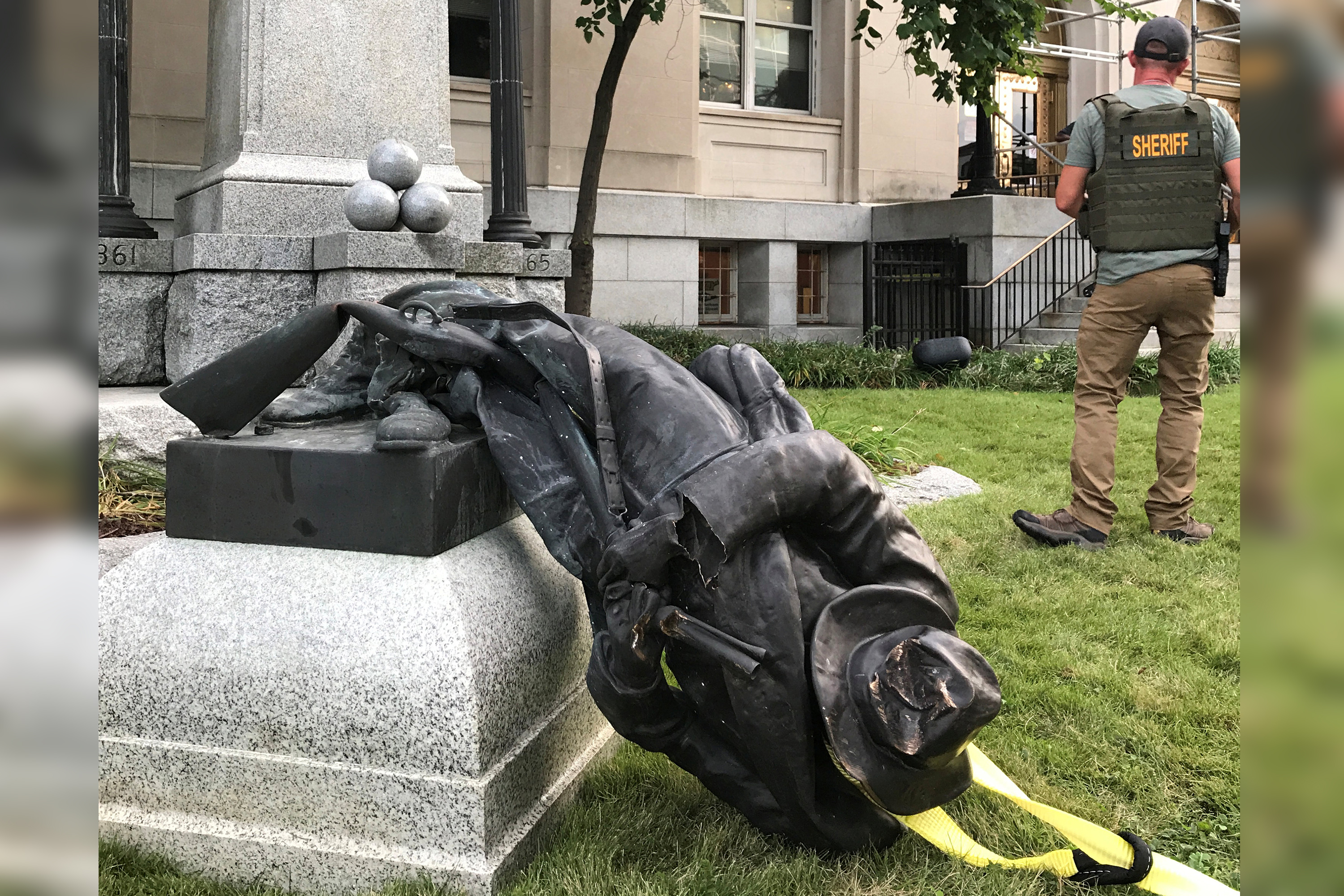 Eua Manifestantes Derrubam Estátua Que Homenageia Confederados Veja 