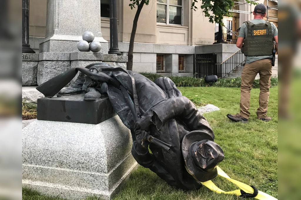 Manifestantes derrubam estátua de soldado confederado