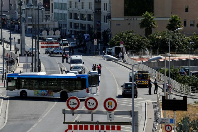 Polícia investiga área na cidade portuária de Marselha, na França depois que uma pessoa morreu e outra ficou ferida em decorrência de um atropelamento em um ponto de ônibus - 21/08/2017