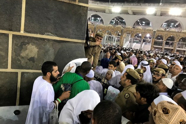 Muçulmanos tocam a Kaaba na Grande Mesquita antes da peregrinação anual do Hajj em Meca, na Arábia Saudita - 26/08/2017