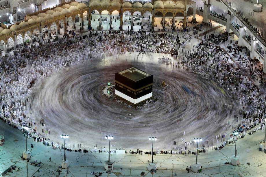 Peregrinos muçulmanos andam ao redor da Kaaba, o santuário mais sagrado do Islã, na Grande Mesquita da santa cidade de Meca, na Arábia Saudita - 27/08/2017