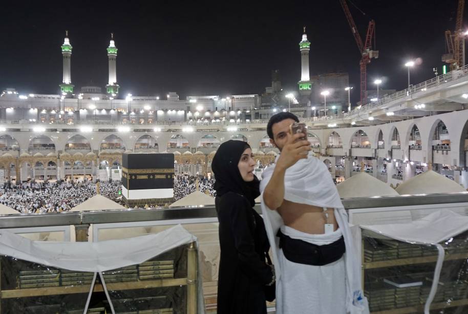 Peregrinos tiram uma selfie na Grande Mesquita na cidade saudita de Meca, na véspera do início da peregrinação muçulmana anual do Hajj - 30/08/2017