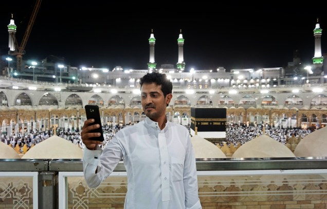 Peregrino tira uma selfie na Grande Mesquita na cidade saudita de Meca, na véspera do início da peregrinação muçulmana anual do Hajj - 30/08/2017