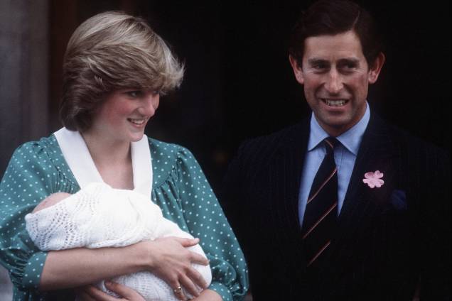 O Príncipe Charles e a princesa Diana deixam o Hospital St Mary's com príncipe William nos braços em 22 de junho de 1982