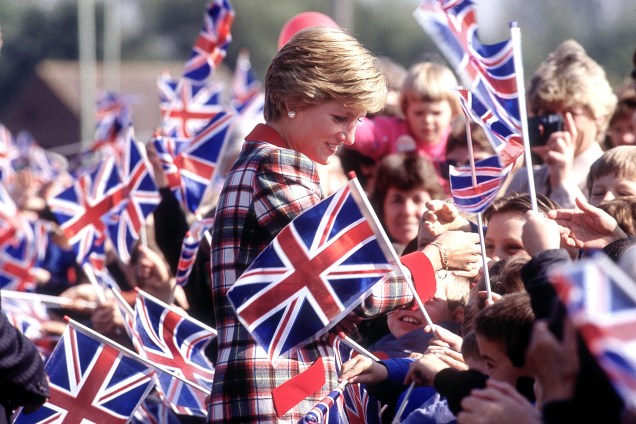 Diana, princesa de Gales caminha entre uma multidão de crianças durante uma visita em Devon, em setembro de 1990