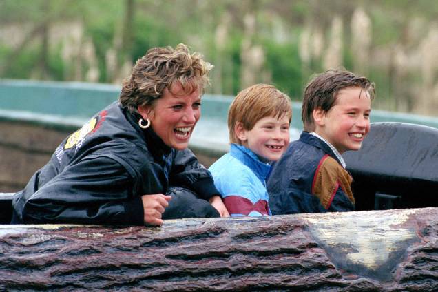Diana, princesa de Gales, com os filhos William e Harry visitam o parque de diversões 'Thorpe Park' em Chertsey em 1993