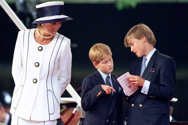 A princesa Diana com os filhos William e Harry durante cerimônia em Londres em 1995