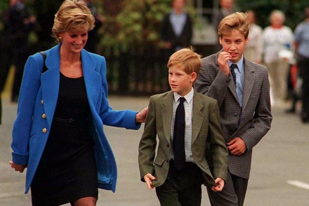 O príncipe William chega com a mãe Diana, e seu irmão Harry para seu primeiro dia no Eton College, em 16 de setembro de 1995, em Windsor