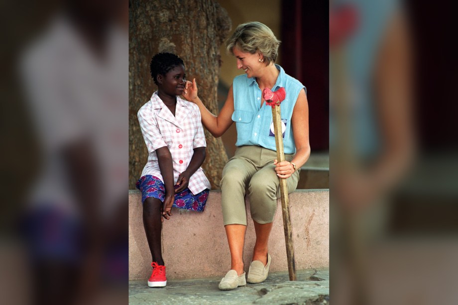 Princesa Diana conversa com a menina Sandra Thijika durante visita a uma oficina ortopédica em Luanda, Angola em janeiro de 1997