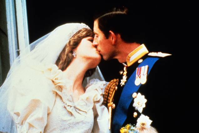 Príncipe Charles beija a princesa Diana na varanda do Palácio de Buckingham após o casamento em 29 de julho de 1981 em Londres