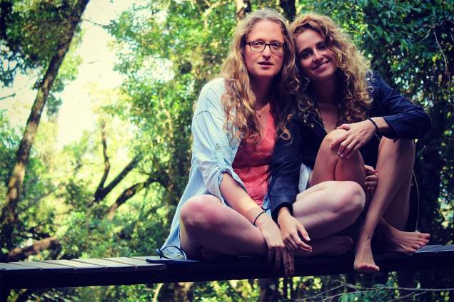 Carol Duarte e a namorada Aline Klein Carol Duarte e a namorada Aline Klein