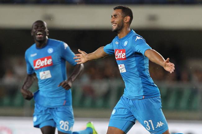 Faouzi Ghoulam, do Nápoli, comemora gol durante partida contra o Verona