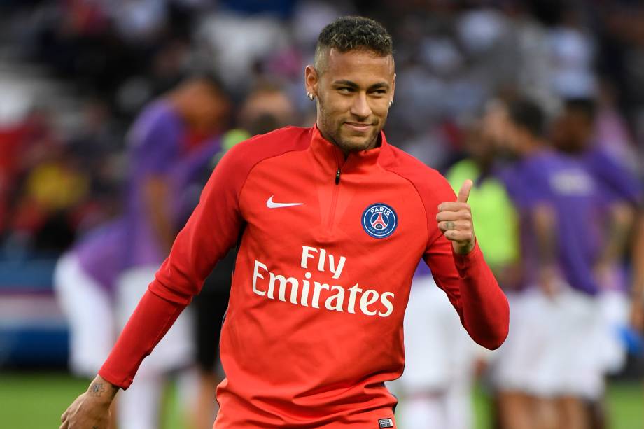 O atacante Neymar durante o aquecimento da partida de estréia pelo Paris Saint-Germain
