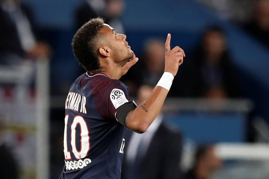 Neymar comemora seu primeiro gol com a camisa do PSG que empatou a partida de estréia contra o Toulousse, no Parque dos Príncipes, na França