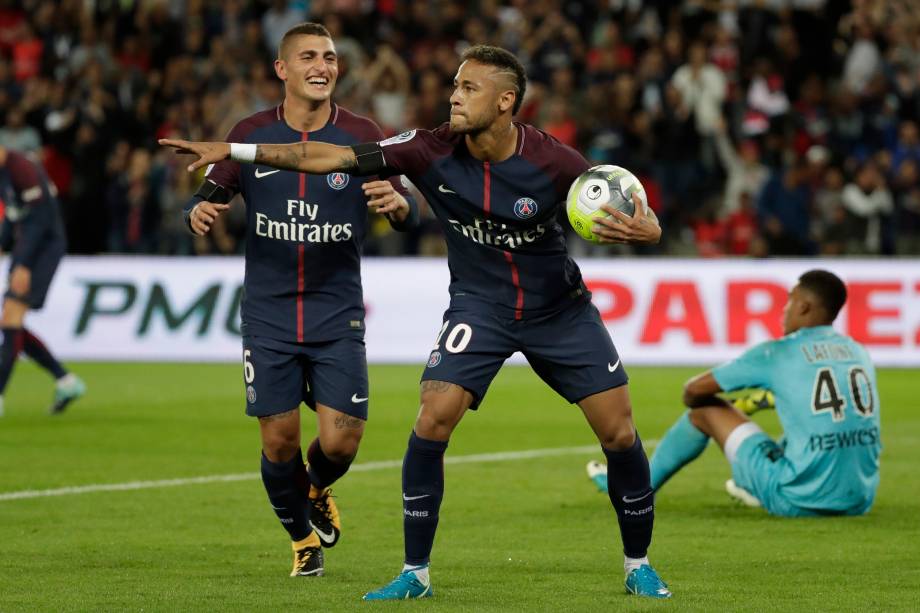 Neymar comemora seu primeiro gol com a camisa do PSG que empatou a partida de estréia contra o Toulousse, no Parque dos Príncipes, na França