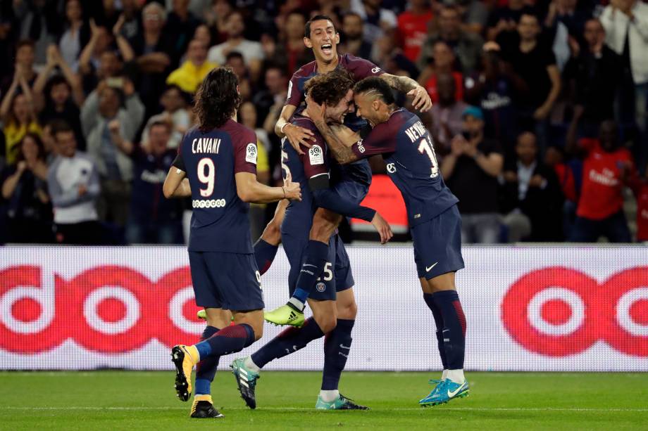 Neymar comemora seu primeiro gol com a camisa do PSG que empatou a partida de estréia contra o Toulousse, no Parque dos Príncipes, na França