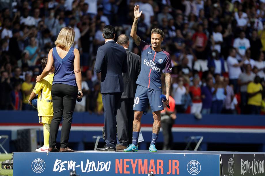 Atacante Neymar é apresentado no PSG, no estádio Parque dos Príncipes, em Paris, na França - 05/08/2017