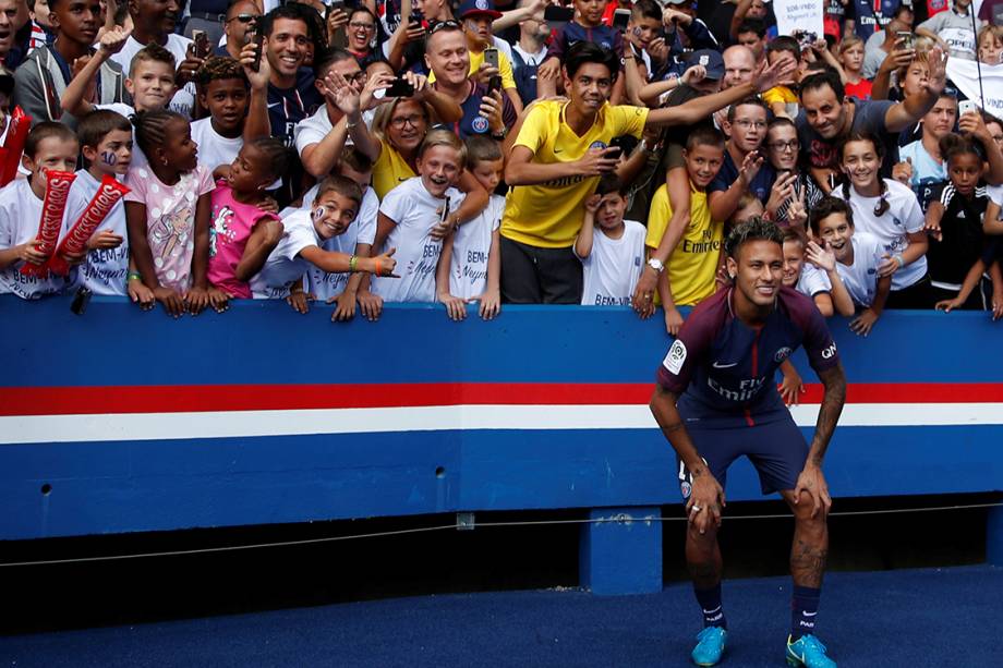 Atacante Neymar é apresentado no PSG, no estádio Parque dos Príncipes, em Paris, na França - 05/08/2017