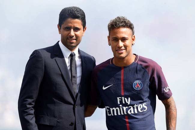 Atacante Neymar posa ao lado de Nasser Al Khelaifi, durante apresentação do jogador no PSG, no estádio Parque dos Príncipes, em Paris, na França - 05/08/2017