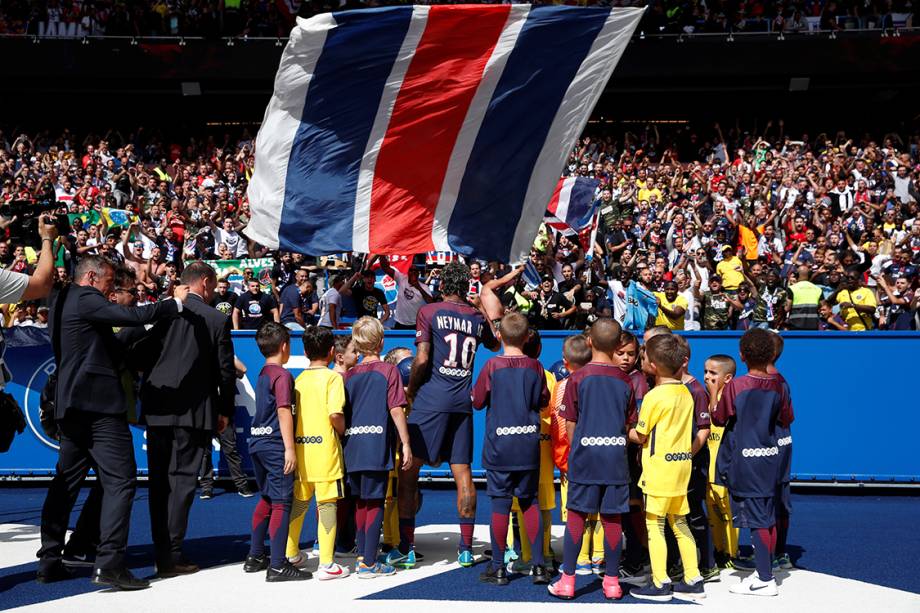 Neymar dá atenção a fãs que compareceram ao estádio Parque dos Príncipes, em Paris, para acompanharem a apresentação do atacante ao time do Paris Saint-German - 05/08/2017