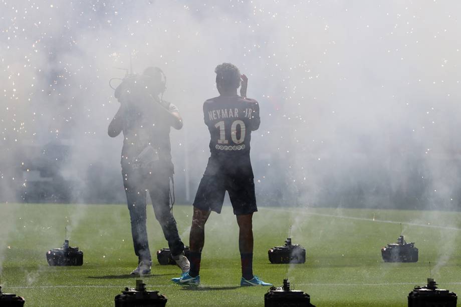 Atacante Neymar é apresentado no PSG, no estádio Parque dos Príncipes, em Paris, na França - 05/08/2017