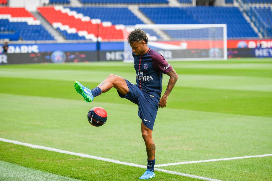 Neymar durante demonstração com bola no estádio Parc des Princes