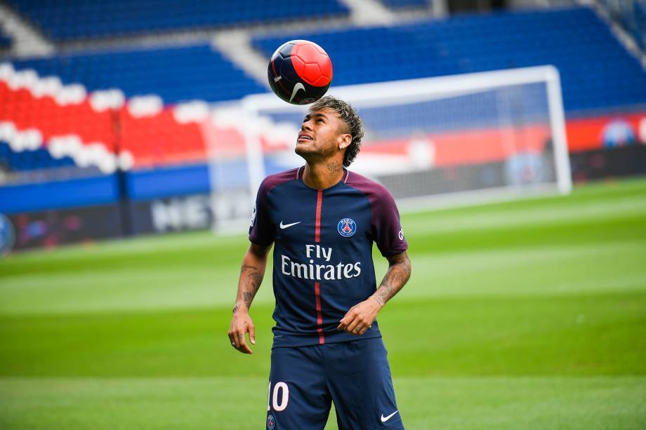 Neymar durante demonstração com bola no estádio Parc des Princes