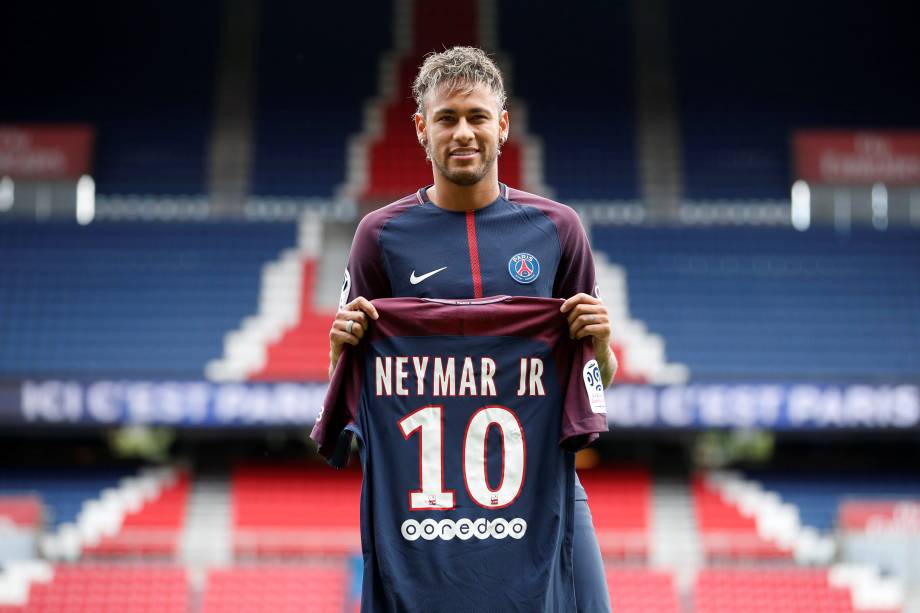 Neymar posa para foto com a camisa 10, que vestirá pelo PSG