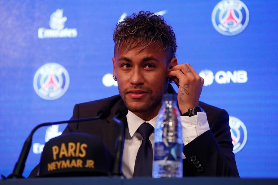 O mais novo integrante do Paris Saint-Germain, Neymar, durante coletiva de imprensa em Paris
