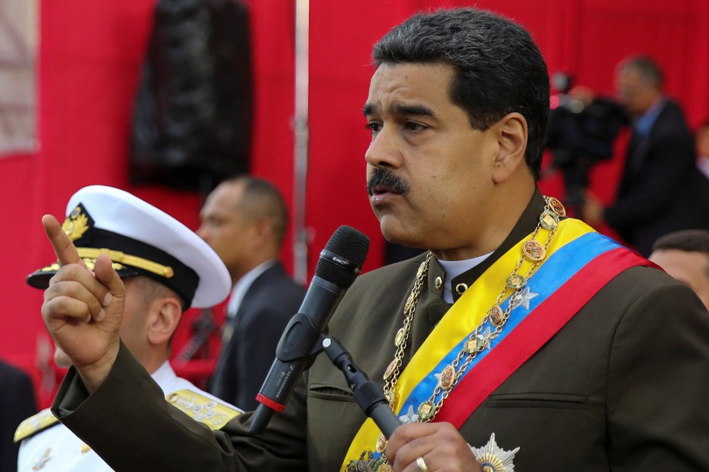 Presidente da Venezuela, Nicolás Maduro, discursa durante parada militar em Caracas