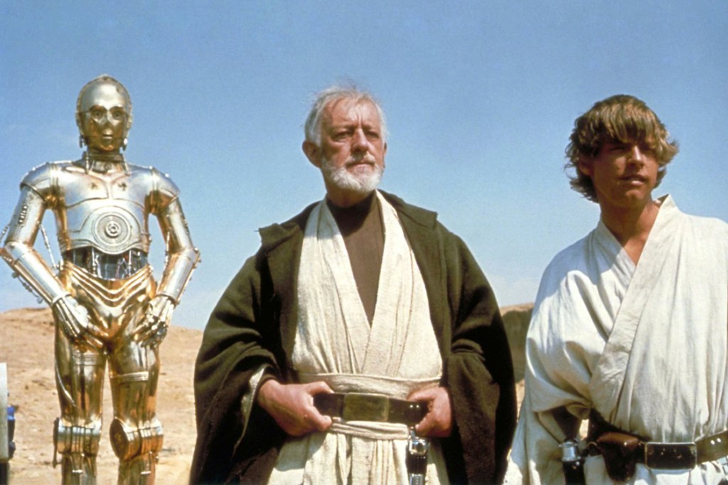 Ao centro, Alec Guiness como Obi Wan Kenobi em 'Guerra nas Estrelas' (1977)