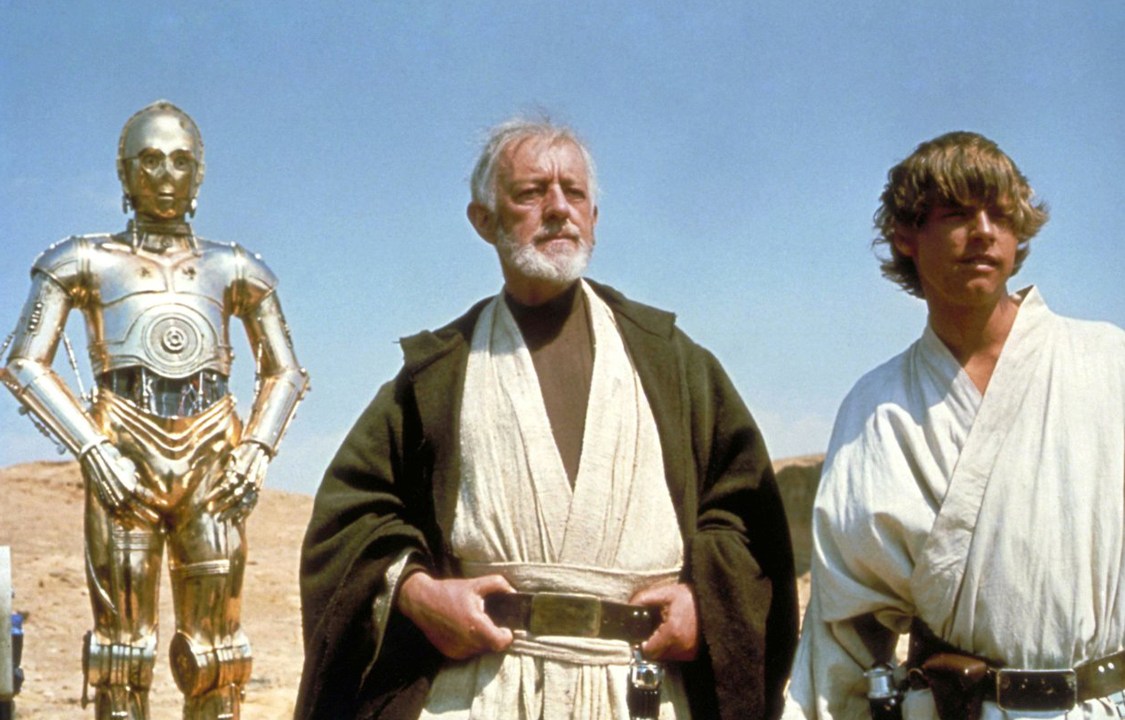 Ao centro, Alec Guiness como Obi Wan Kenobi em 'Guerra nas Estrelas' (1977)