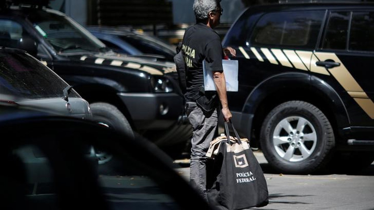 Agente da PF durante operação no Rio de Janeiro