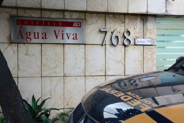 Polícia Federal cumpre mandado de prisão, em mais uma fase da Operação Lava Jato, em Jaboatão dos Guararapes (PE). Na foto, viatura da Polícia Federal em frente ao Edifício Água Viva em Piedade (PE) - 03/08/2017