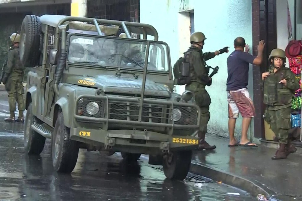 Polícia e forças armadas fazem megaoperação contra roubo de cargas no Complexo do Lins, no Rio de Janeiro
