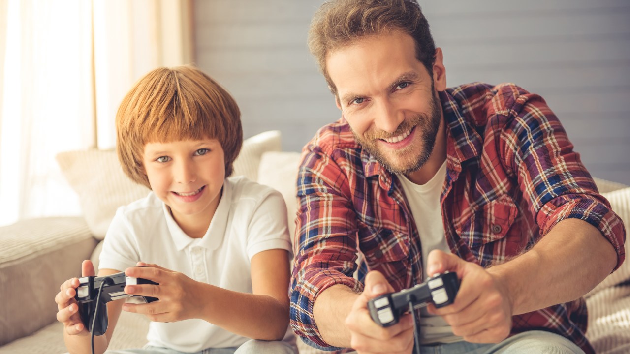 Pai e filho jogando videogame