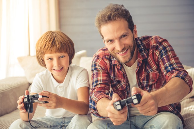 Pai e filho jogando videogame