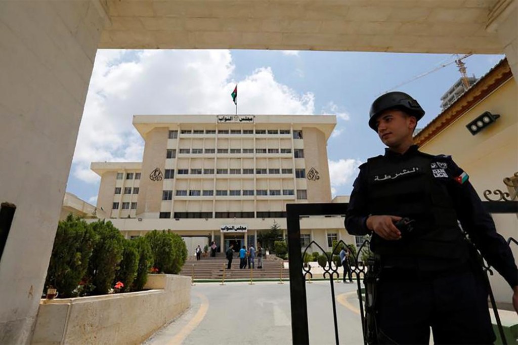 Policial em frente ao Parlamento da Jordânia