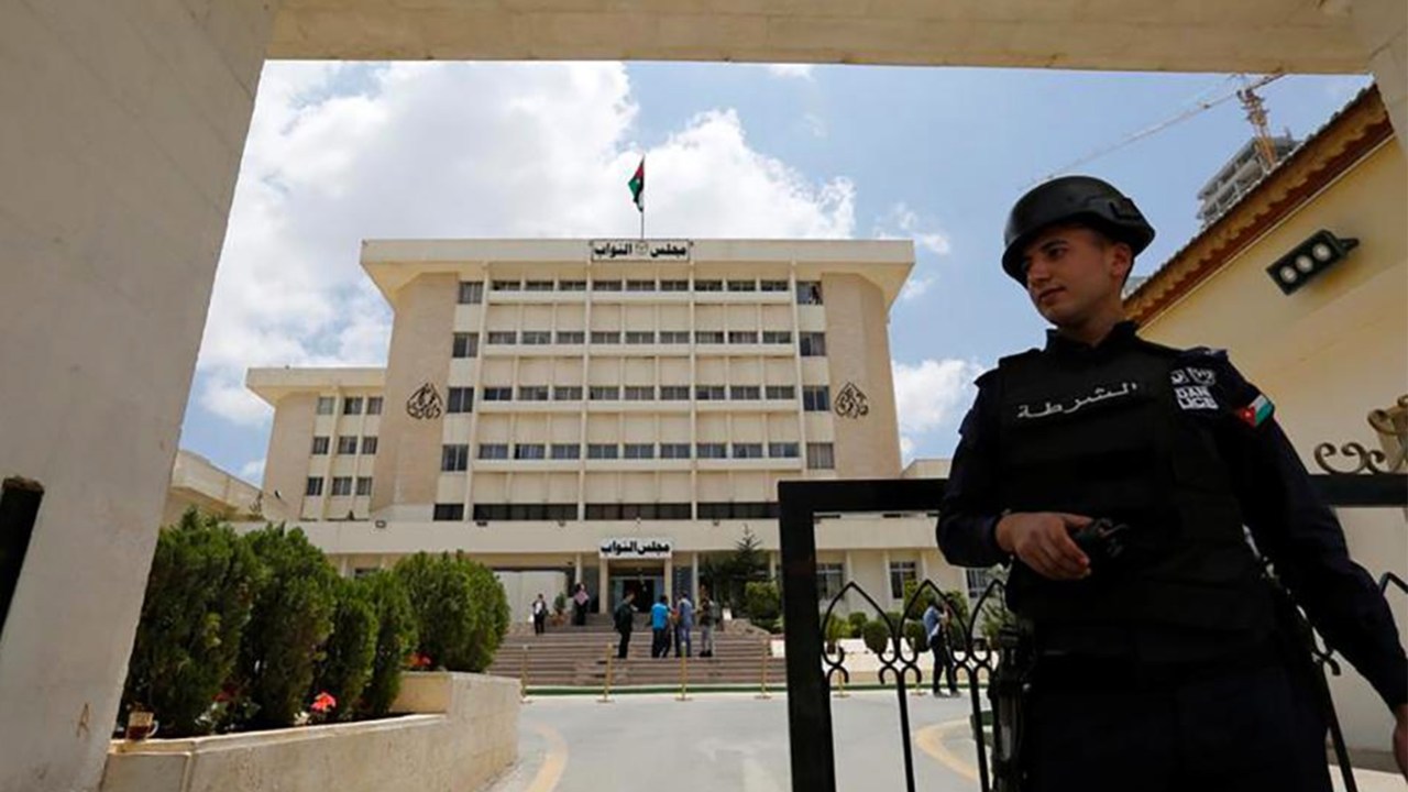 Policial em frente ao Parlamento da Jordânia