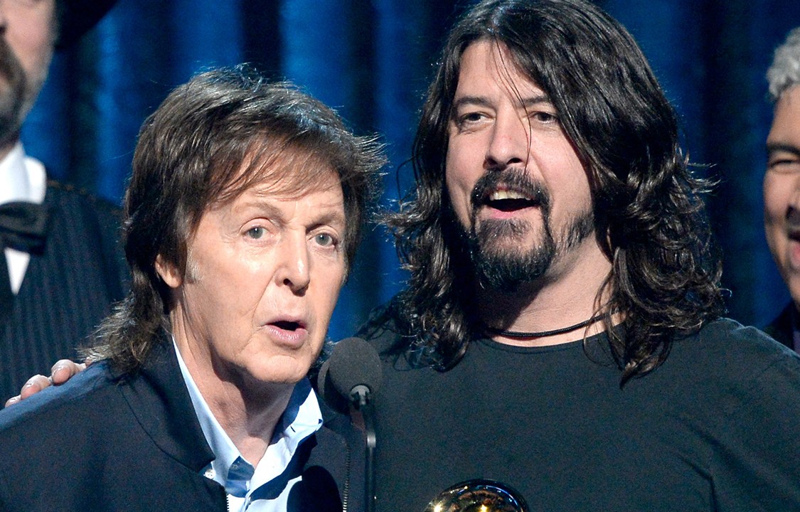 Ex-Beatle, Paul McCartney, e vocalista do Foo Fighters, Dave Grohl, durante premiação do 56° Grammy Awards, em Los Angeles, na Califórnia