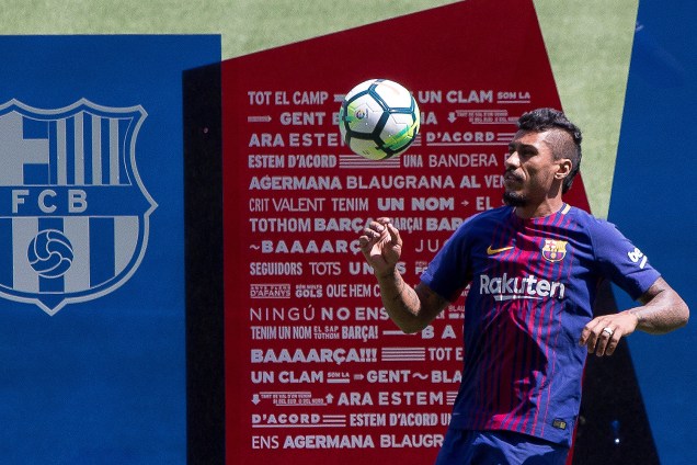 O meio-campista brasileiro Paulinho foi apresentado pelo Barcelona e faz embaixadas no Camp Nou - 17/08/2017