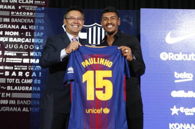 Paulinho posa com o presidente do Barcelona Josep Maria Bartomeu