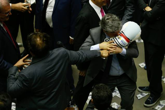 O deputado Paulo Teixeira (PT-SP) puxa e tenta furar com os dentes o pixuleco que estava com o deputado Wladimir Costa (SD-PA) O deputado Paulo Teixeira (PT-SP) puxa e tenta furar com os dentes o pixuleco que estava com o deputado Wladimir Costa (SD-PA)