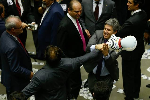 O deputado Paulo Teixeira (PT-SP) puxa e tenta furar com os dentes o pixuleco que estava com o deputado Wladimir Costa (SD-PA) O deputado Paulo Teixeira (PT-SP) puxa e tenta furar com os dentes o pixuleco que estava com o deputado Wladimir Costa (SD-PA)