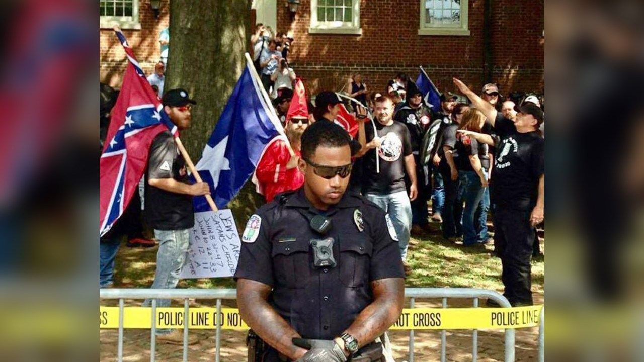 Policial negro durante ato supremacista branco nos EUA